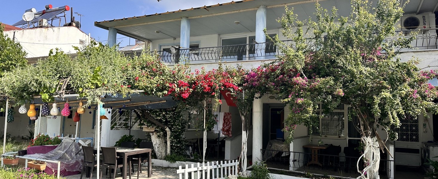 Erdek Narlı deniz kenarında Abaş Pansiyon ön görünümü, gün batımı